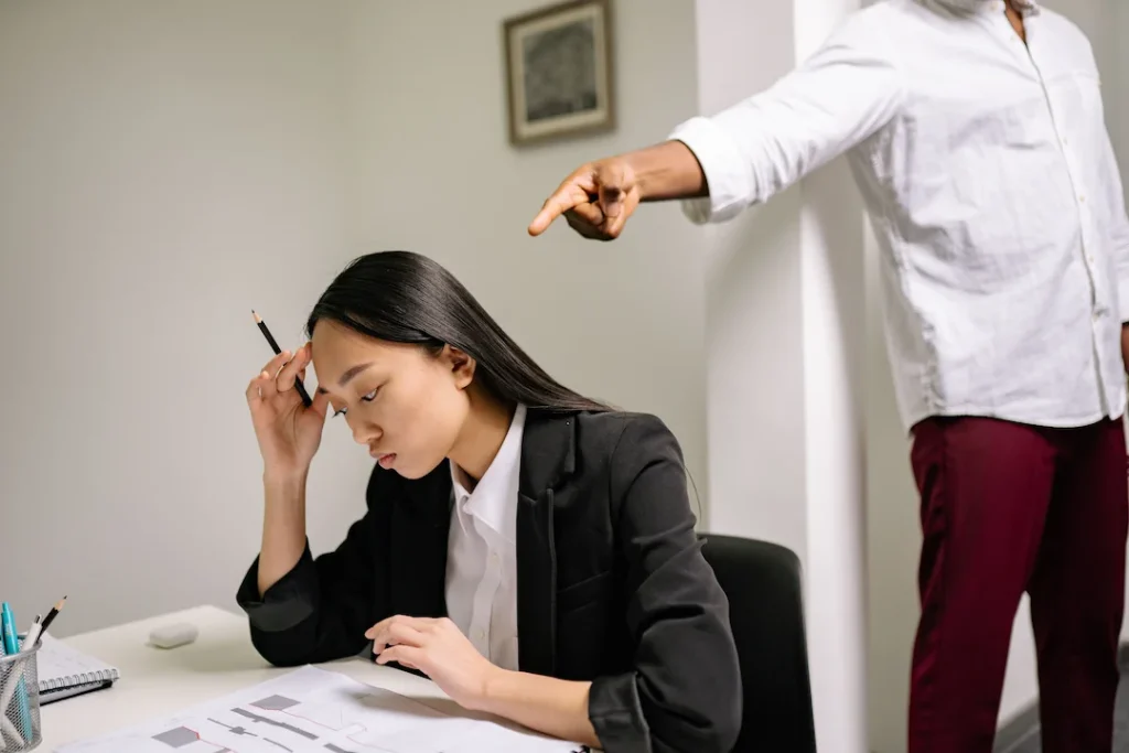 Acoso laboral en Chile: qué es, cómo reconocerlo y dónde denunciar